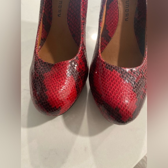 Beautiful Chinese Laundry 'Kasha' Pumps in Red Python Snakeskin Size 8 - Picture 3 of 8
